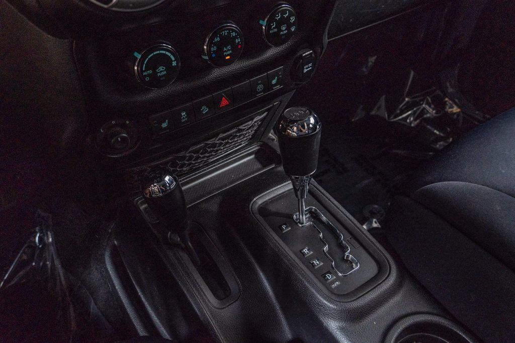 Used 2015 Jeep Wrangler Unlimited Rubicon AWD/4WD image 25