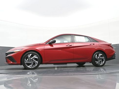 Certified 2025 Hyundai Elantra Sport image 42