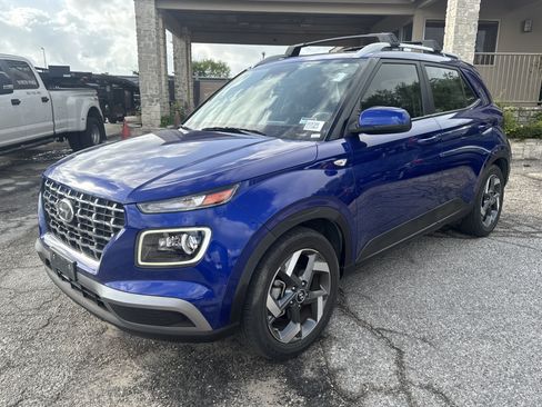 Used 2022 Hyundai Venue Limited w/ Cargo Package FWD image 7