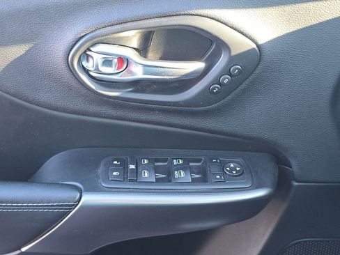 Used 2019 Jeep Cherokee Limited image 6