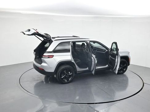 Used 2024 Jeep Grand Cherokee Altitude AWD/4WD image 45