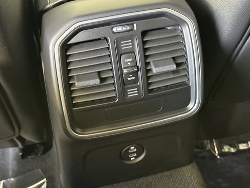 Certified 2026 Porsche Macan AWD/4WD image 15