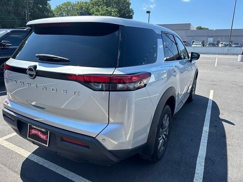 Used 2024 Nissan Pathfinder S FWD image 5