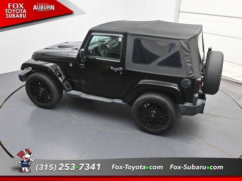 Used 2018 Jeep Wrangler Sahara w/ Dual Top Group AWD/4WD image 33
