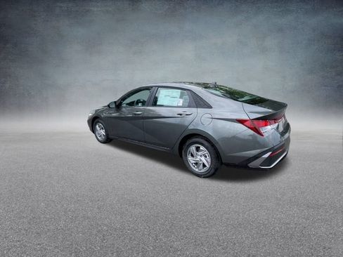 Certified 2025 Hyundai Elantra SE FWD image 18