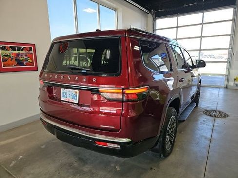 Certified 2022 Jeep Wagoneer Series III w/ Flexible Seating Group image 5
