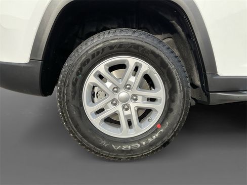 New 2025 Jeep Grand Cherokee Laredo image 15