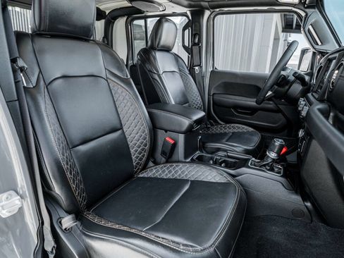 Used 2023 Jeep Gladiator Overland AWD/4WD image 22