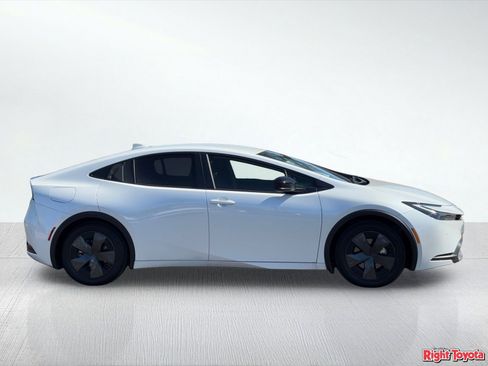 Used 2025 Toyota Prius Plug-In Hybrid FWD image 5