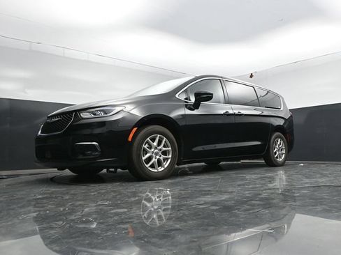 Used 2024 Chrysler Pacifica Touring-L FWD image 46