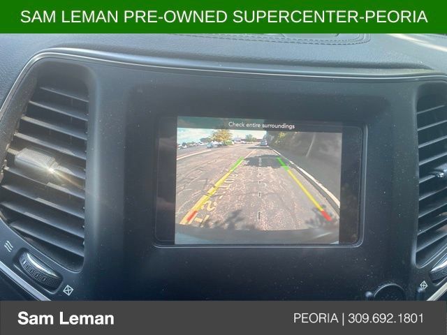 Used 2019 Jeep Cherokee Latitude w/ Cold Weather Group FWD image 9