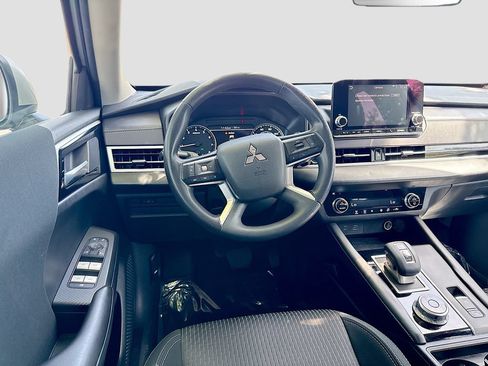 Used 2024 Mitsubishi Outlander ES FWD image 21
