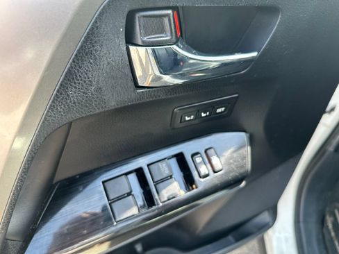 Used 2018 Toyota RAV4 Limited FWD image 15