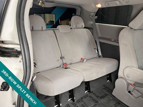 Used 2020 Toyota Sienna L image 19