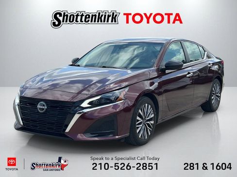 Used 2025 Nissan Altima 2.5 SV FWD image 1