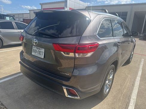 Used 2018 Toyota Highlander Limited FWD image 2