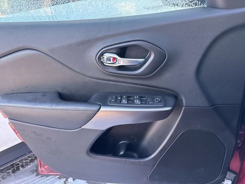 Used 2019 Jeep Cherokee Latitude Plus image 9