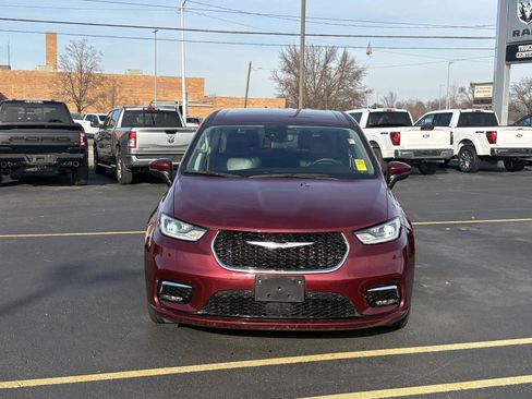 Used 2023 Chrysler Pacifica Touring-L image 19