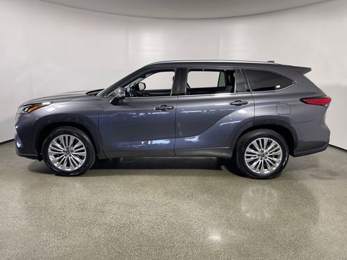 Used 2023 Toyota Highlander Platinum FWD image 6