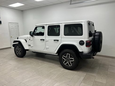 Used 2025 Jeep Wrangler Unlimited Sahara image 11