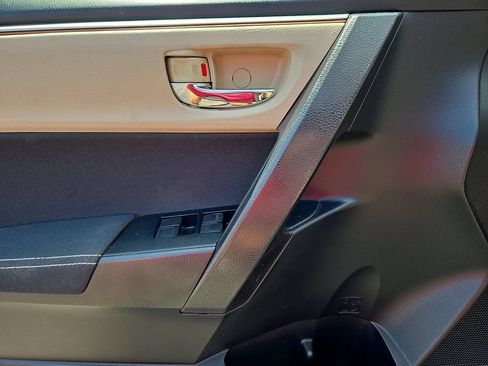 Used 2015 Toyota Corolla LE FWD image 15