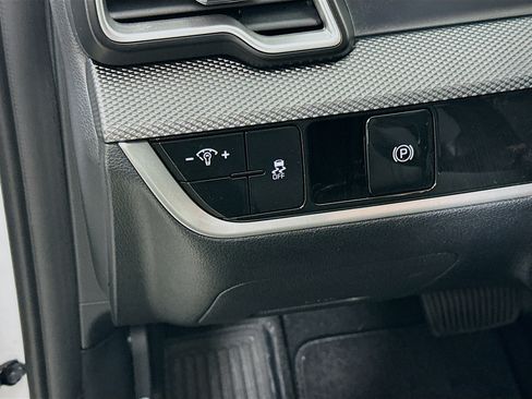 Used 2025 Kia Sportage LX FWD image 16