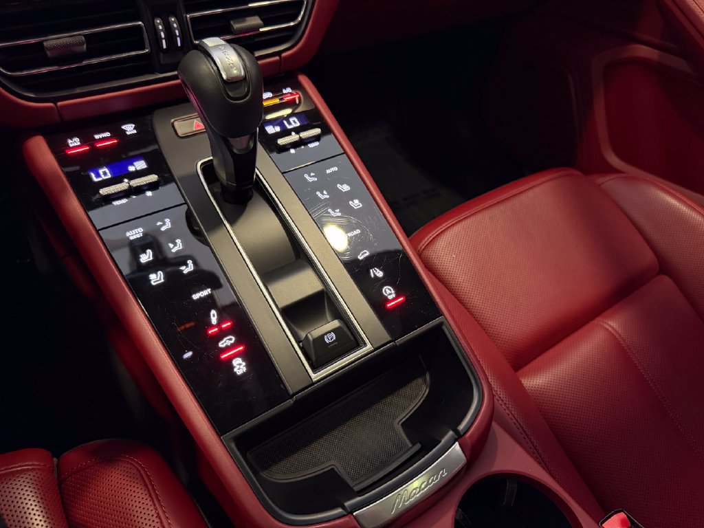 Certified 2024 Porsche Macan S AWD/4WD image 19