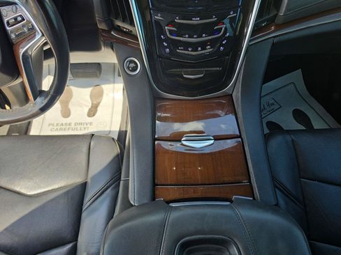Used 2018 Cadillac Escalade ESV Luxury RWD image 11