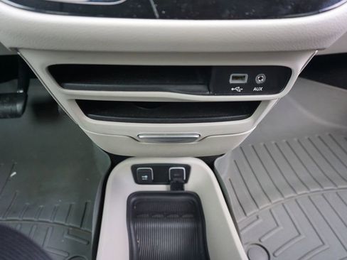 Used 2017 Chrysler Pacifica Touring-L w/ Tire & Wheel Group image 12