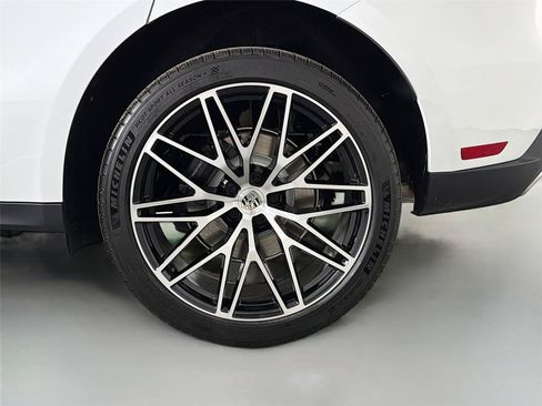 Certified 2026 Porsche Macan AWD/4WD image 12
