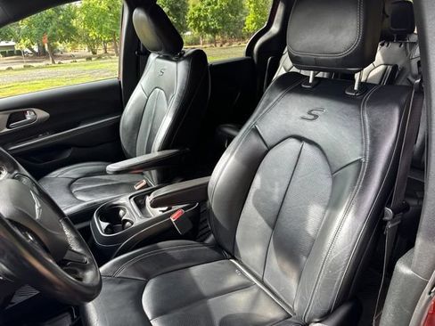 Used 2018 Chrysler Pacifica Touring-L w/ Premium Audio Group FWD image 12