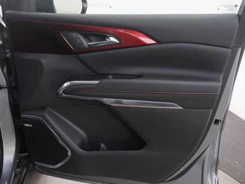 Used 2025 Chevrolet Traverse RS image 13