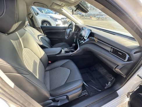 Used 2022 Toyota Camry SE image 11