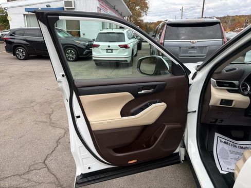 Used 2022 Toyota Highlander XLE image 18