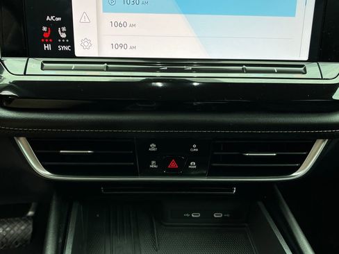 Used 2025 Volkswagen Atlas SE image 17