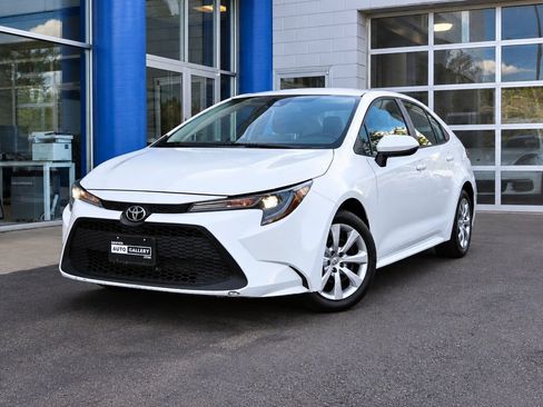Used 2020 Toyota Corolla LE FWD image 1