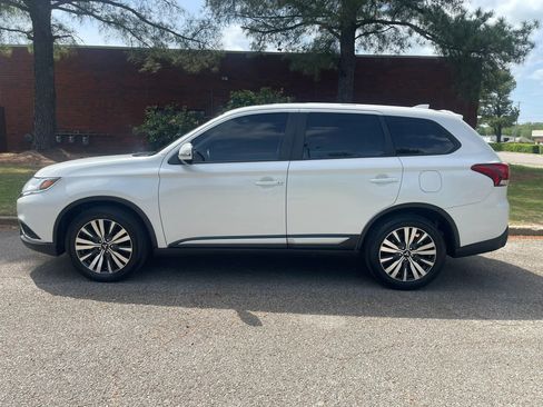 Used 2020 Mitsubishi Outlander LE image 2