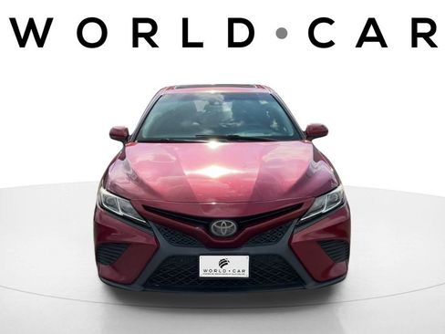 Used 2018 Toyota Camry SE w/ Moonroof Package image 8