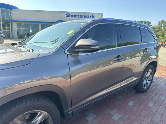 Used 2018 Toyota Highlander Limited Platinum FWD image 3