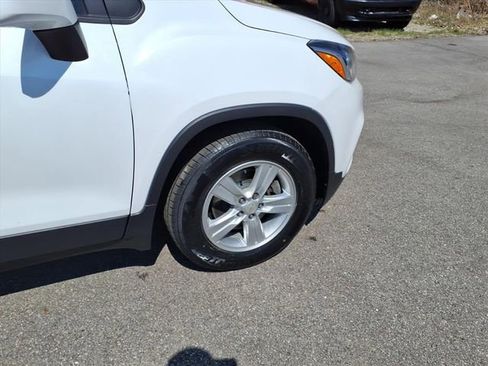 Used 2021 Chevrolet Trax LT w/ LT Convenience Package image 11