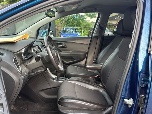 Used 2020 Chevrolet Trax LT w/ LT Convenience Package FWD image 9