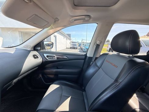 Used 2020 Nissan Pathfinder SL FWD image 25