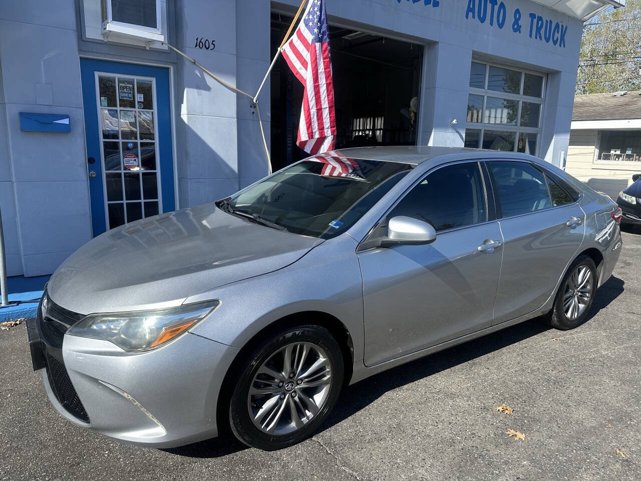 Used 2017 Toyota Camry SE FWD image 5