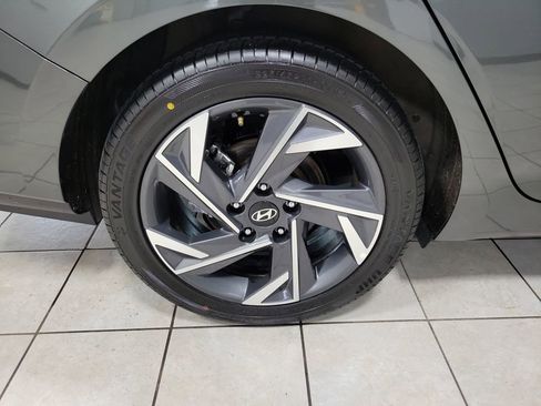 Used 2024 Hyundai Elantra Limited image 50