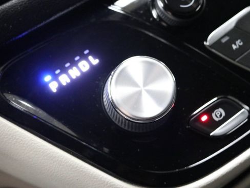 Used 2023 Chrysler Pacifica Touring-L image 47