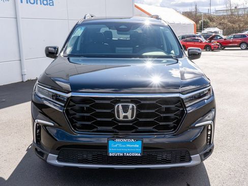 New 2025 Honda Pilot Touring image 3