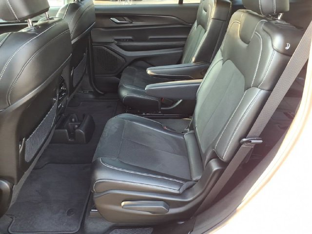 Used 2025 Jeep Grand Cherokee L Altitude AWD/4WD image 15