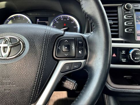 Used 2019 Toyota Highlander XLE image 25