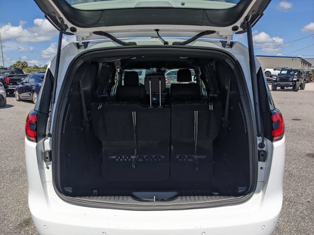 Used 2025 Chrysler Pacifica Select FWD image 13