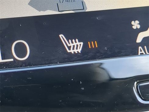 Used 2017 Volvo XC90 T6 Momentum w/ Vision Package image 24